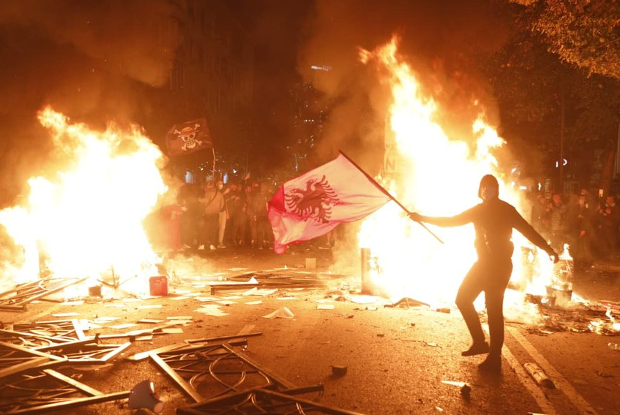 PAMJE/ Studenti humb ndjenjat gjatë protestës në Tiranë, raportohet se policia ia theu këmbën