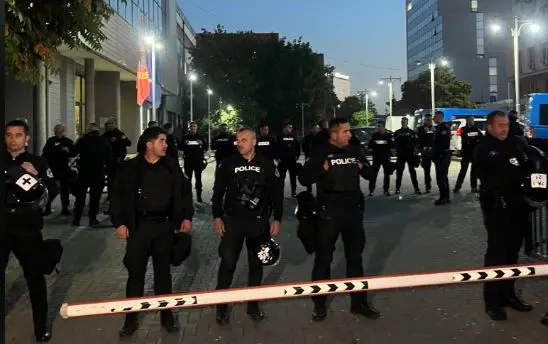 Vazhdon protesta para Kuvendit e Qeverisë, shtohet numri i forcave policore