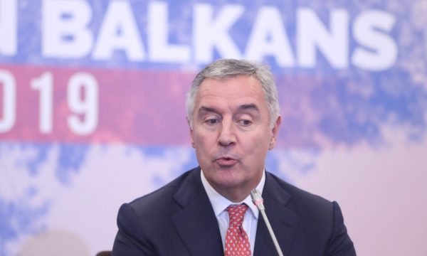 Gjukanoviq për Mandiqin: Armik i shtetit malazez, kundërshtoi njohjen e Kosovës