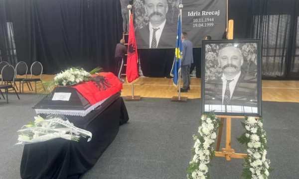 Nisin homazhet pranë arkivolit të dëshmorit Idriz Rrecaj