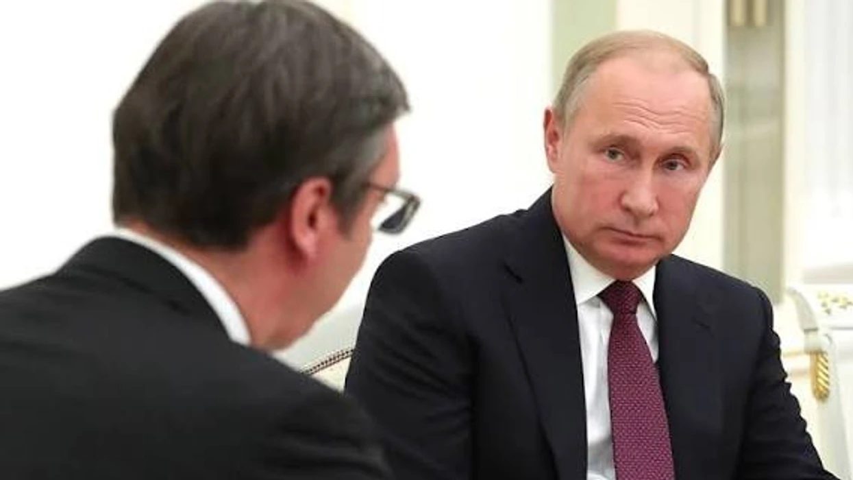 “Njeriu i fortë i Putinit që kapet pas pushtetit”, “The Times”: Vuçiqi po lufton për të ruajtur kontrollin