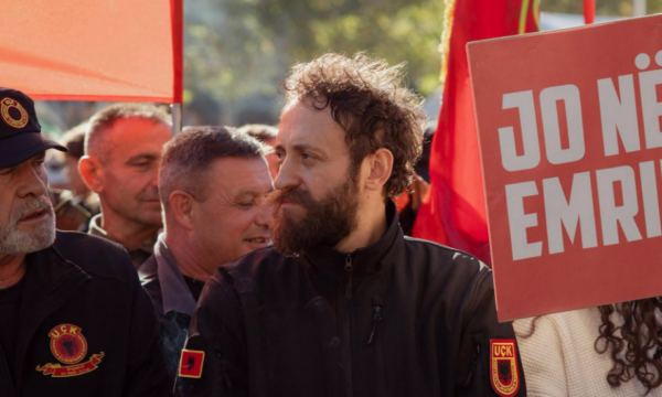 Organizatori i protestave kundër Hagës kërkon lirimin e dy veteranëve që u arrestuan nga Policia