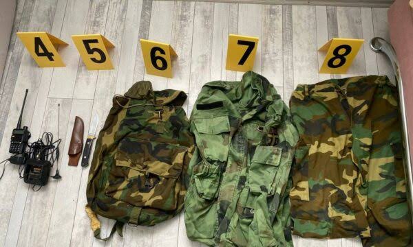 Gjenden kallashnikov e veshje ushtarake në një shtëpi ta pabanuar në Leposaviq