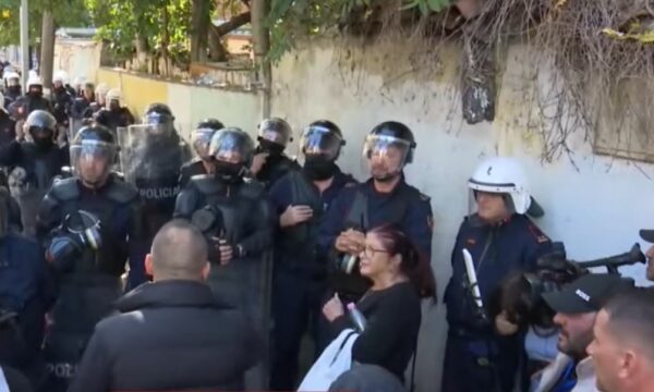 Protestuesit vendosen para Ministrisë së Arsimit në Tiranë, policia bën kordon para godinës