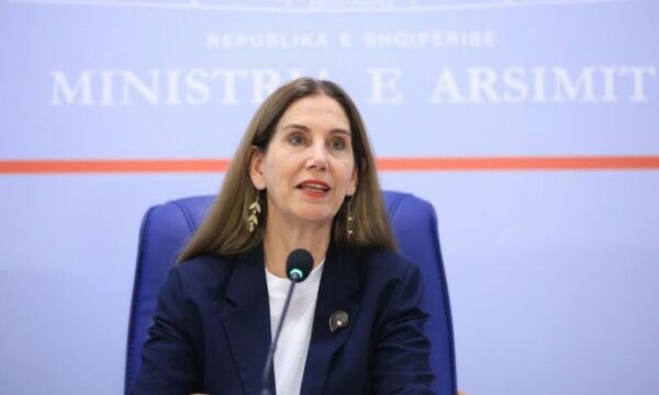 Kumbaro: Shkollat vijojnë mësimin normalisht, mirënjohje për mësuesit