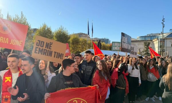 Edhe nxënës të shkollave dalin te Kuvendi, i bashkohen protestuesve para fillimit të seancës