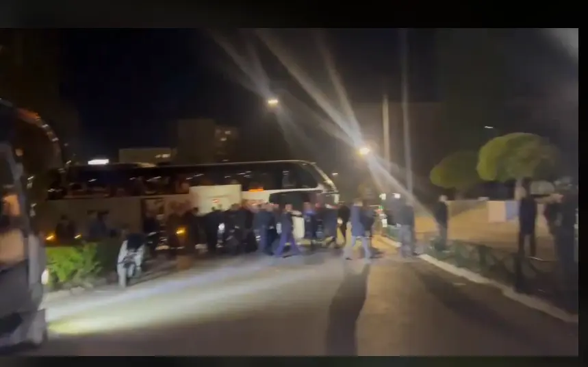 Dy autobusë me policë shtohen para Kuvendit, protestues