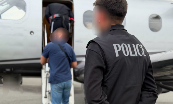 Një person ekstradohet nga Kosova për në Suedi, policia njofton se për çfarë veprash kërkohej ai