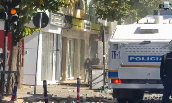 Dhuna mbyll bankat në Tiranë, Shoqata e Bankave: Rrezikohen punonjësit dhe klientët