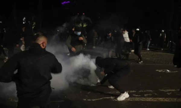 Dhunë dhe plaçkitje, u sulmuan institucionet, bankat e bizneset – çka ndodhi dje në protestë