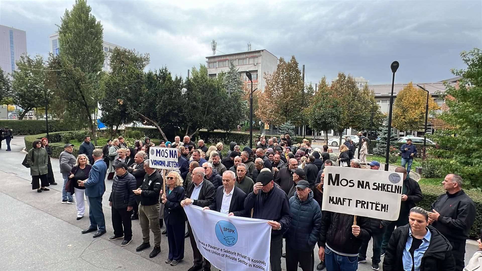 “Mos na shkelni”, punëtorët teknikë të sektorit privat protestojnë për paga