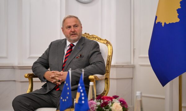 Raportuesi për Kosovën: Pasi u evituan zgjedhjet tash prioritet stabiliteti e integrimi, mezi pres ta takojë Presidenten e re