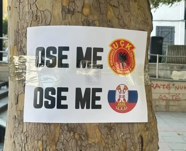 “Ose me UÇK-në ose me Serbinë”, shpërndahen pankarta në sheshet e Prishtinës
