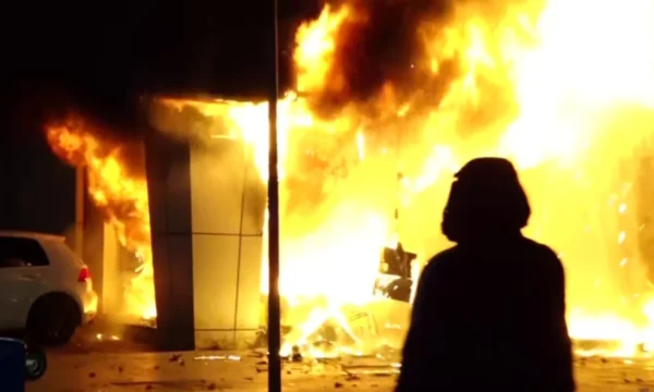 Dosje të djegura dhe ambient i shkatërruar, pamjet brenda Gjykatës së Lartë në Tiranë, çfarë mbeti pas flakëve